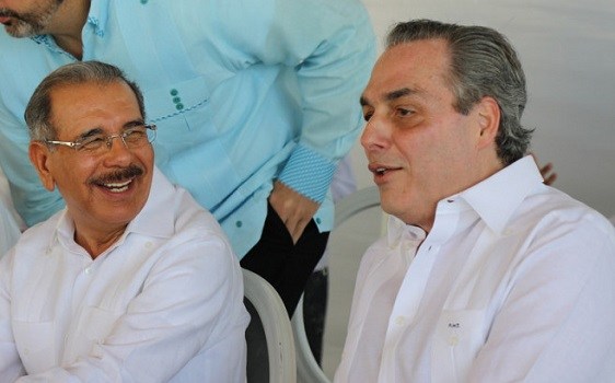 Danilo Medina junto a Abraham Hazoury.